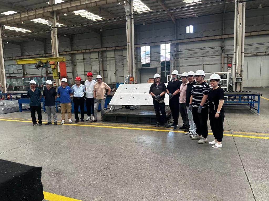 Foto tirada em junho de 2024 mostra a verificação de aceitação da antena do radiotelescópio BINGO. (Universidade de Yangzhou/Handout via Xinhua)