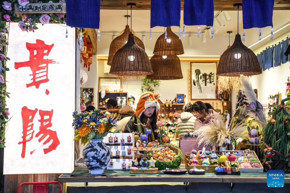 Cidade chinesa de Guiyang renova zonas comerciais tradicionais para incentivar consumo