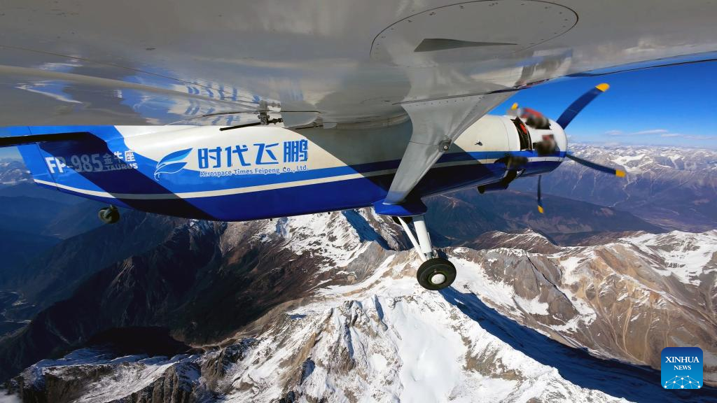 Grande drone da China completa voo pioneiro de logística no planalto