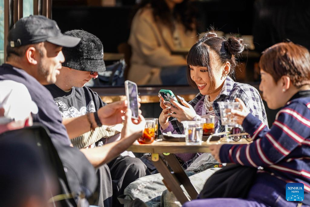 Cafés revitalizam bairro histórico às margens do lago em Kunming, no sudoeste da China