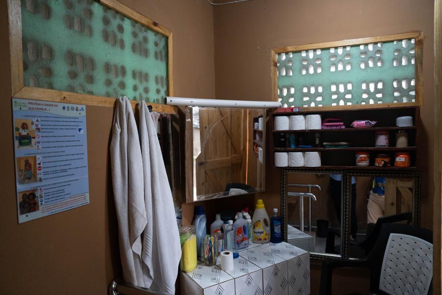 Esta foto tirada em 24 de dezembro de 2025 mostra o interior de uma instalação de saneamento doméstico recém-construída na cidade de Tete, Moçambique.&nbsp; (Xinhua/Liu Jie)