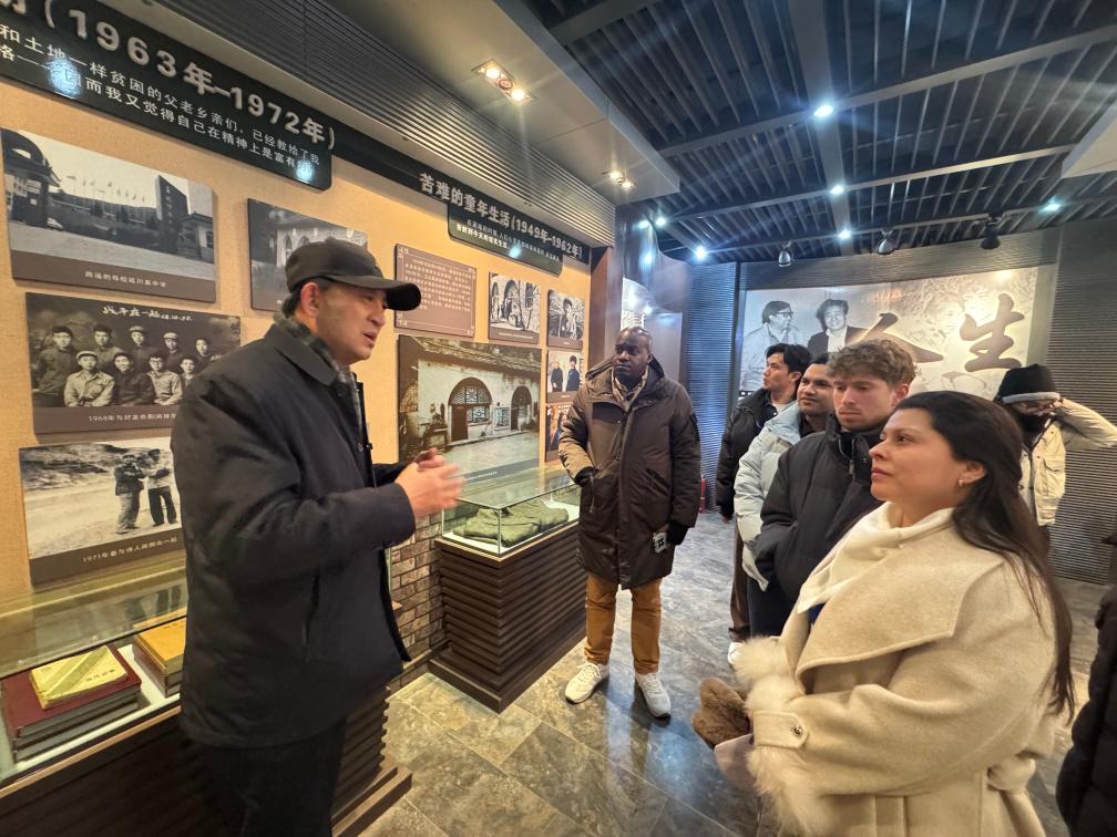 Jovens tradutores literários visitam o Museu de Literatura de Lu Yao da Universidade de Yan'an em 12 de janeiro de 2025. (Xinhua)