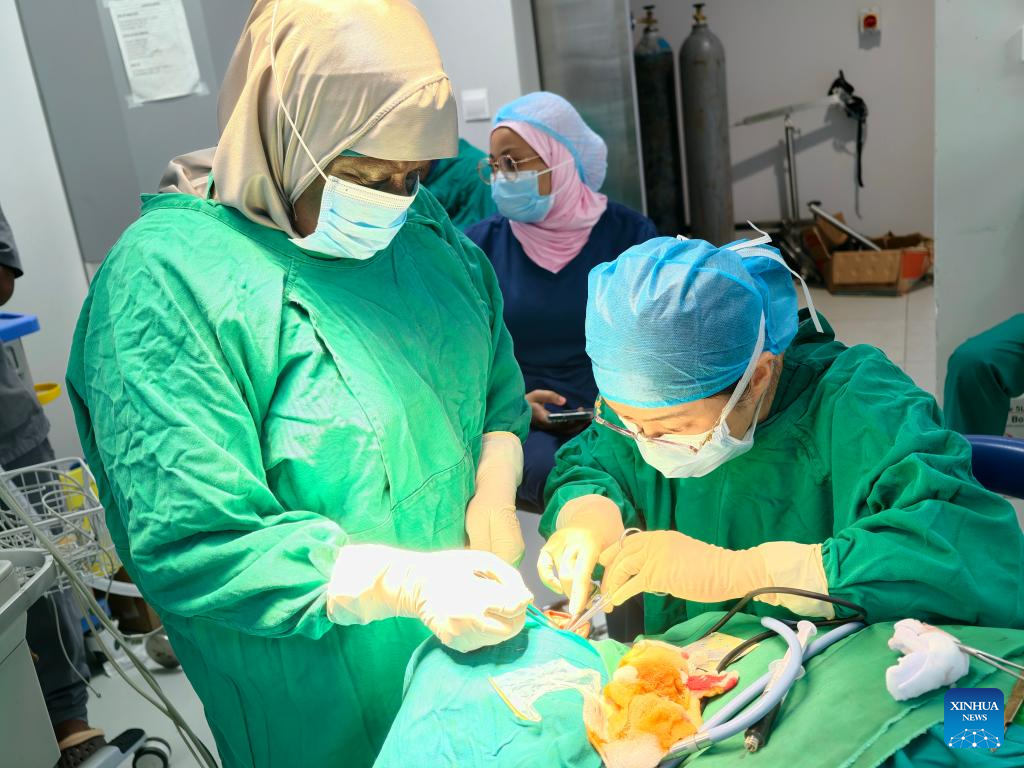 Destaque: Ecos de cuidado - Médicos chineses recuperam a audição e a esperança de crianças em Zanzibar