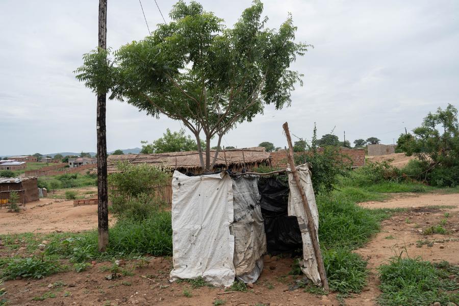 Esta foto tirada em 24 de dezembro de 2025 mostra a área improvisada anteriormente usada por residentes para defecação antes da construção de instalações de saneamento na cidade de Tete, Moçambique.&nbsp; (Xinhua/Liu Jie)