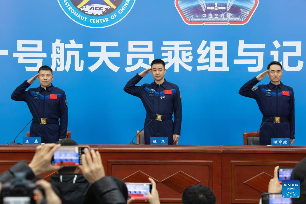 Astronautas da Shenzhou-20 encontram-se com a imprensa após retorno do espaço