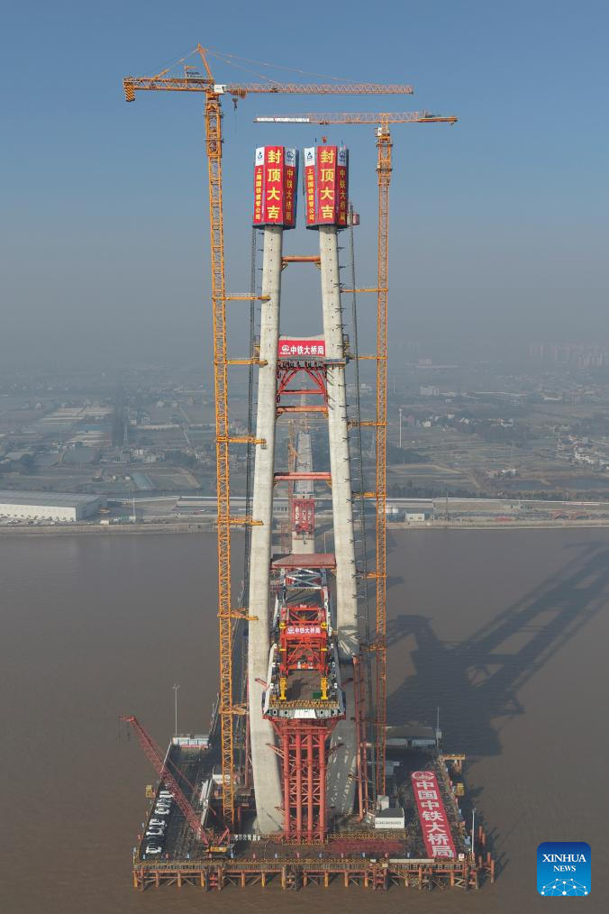 Concluída a construção da torre principal da ponte do canal de navegação norte em Zhejiang, no leste da China