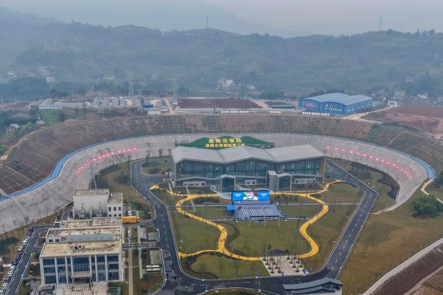 (Multimídia) Investimento em ativos fixos da China cai 3,8% em 2025, enquanto setores emergentes continuam a se expandir