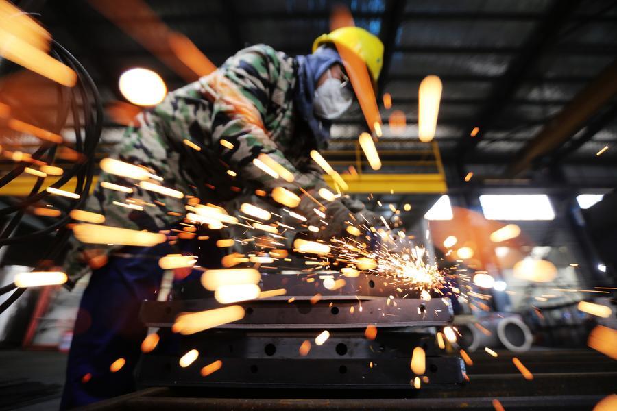 (Multimídia) Produção industrial da China cresce 5,9% em 2025
