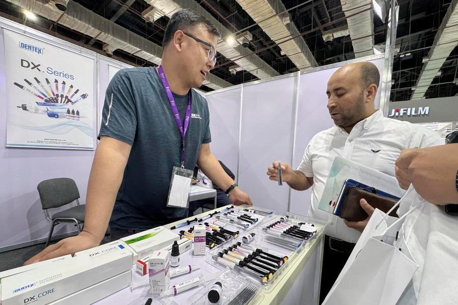 Um visitante conversa com um expositor em estande de uma empresa farmacêutica e de dispositivos médicos da China durante a quarta Africa Health ExCon, no Cairo, Egito, em 26 de junho de 2025. (Xinhua/Ahmed Gomaa)