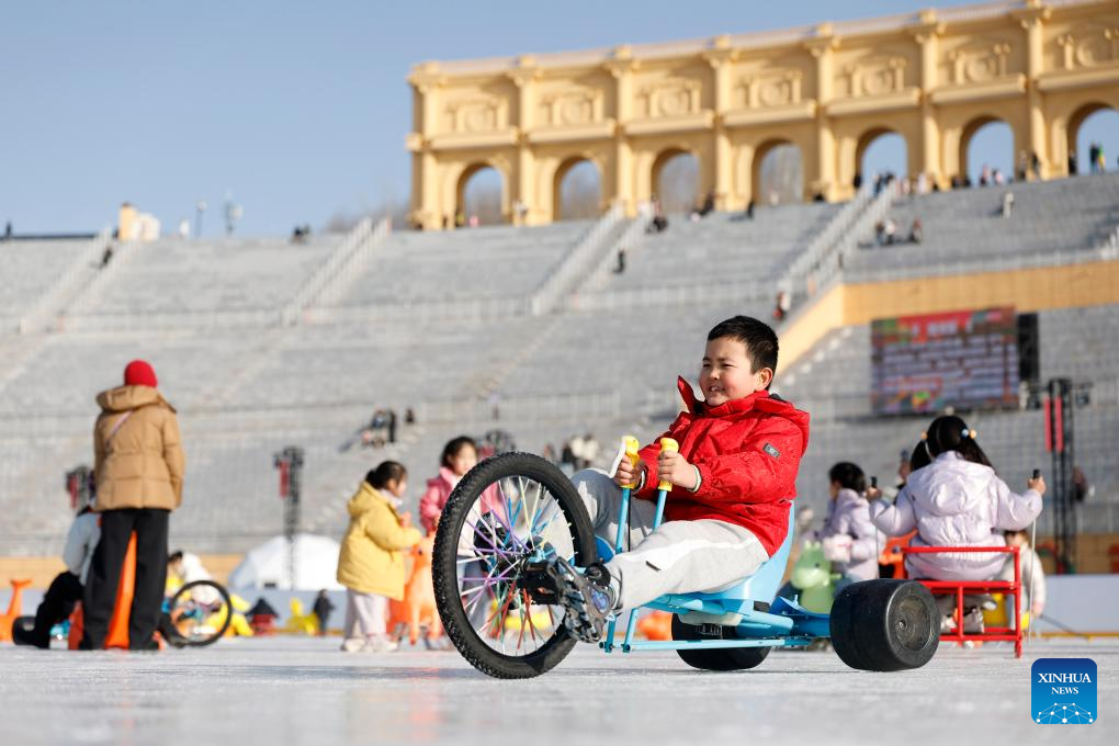 Moradores aproveitam atividades de inverno em Yinchuan, noroeste da China