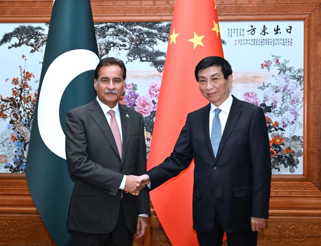 Principal conselheiro político da China reúne-se com presidente da Assembleia Nacional do Paquistão