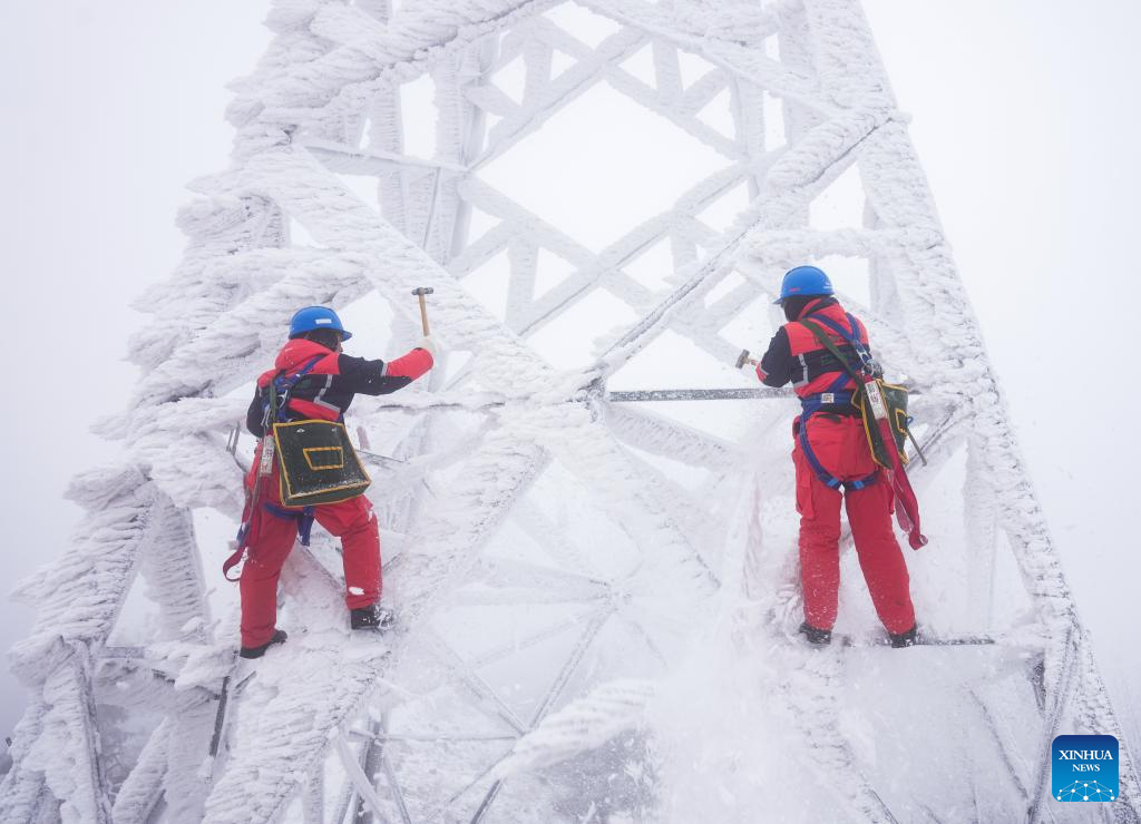 Equipe de manutenção garante estabilidade da rede elétrica durante forte formação de gelo na província chinesa de Hubei