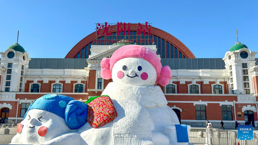 Bonecos de neve gigantes surgem em Shenyang, Liaoning, nordeste da China