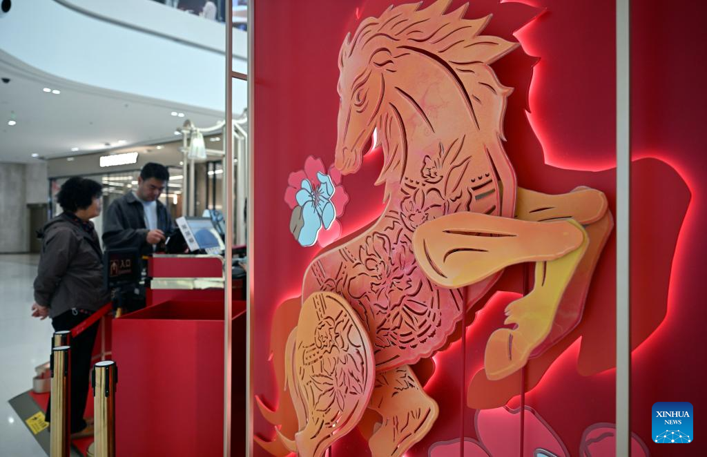 Marcas internacionais lançam produtos temáticos do Ano do Cavalo para competir no mercado do Ano Novo Lunar Chinês