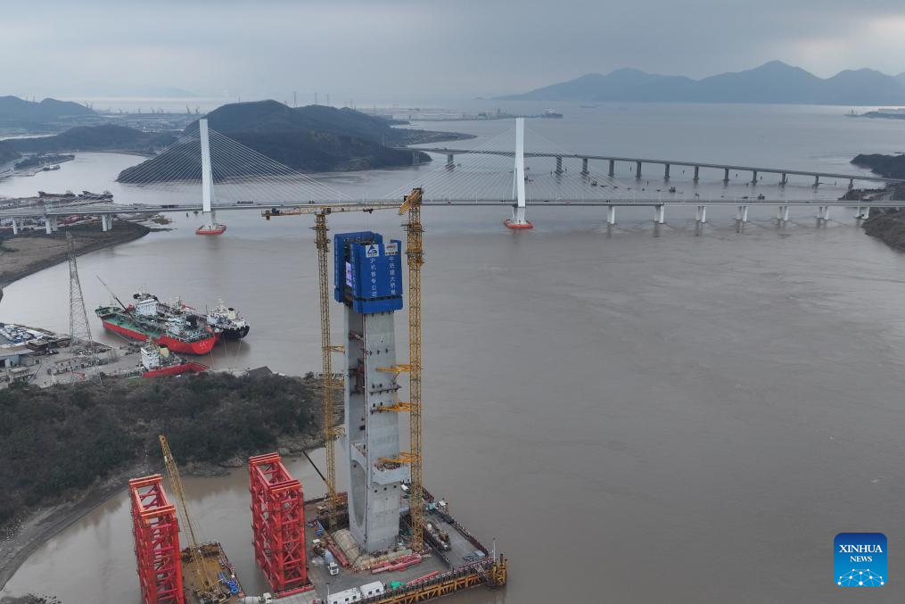 Concluída concretagem da viga transversal da torre leste da ponte rodoferroviária Fuchimen em Zhejiang