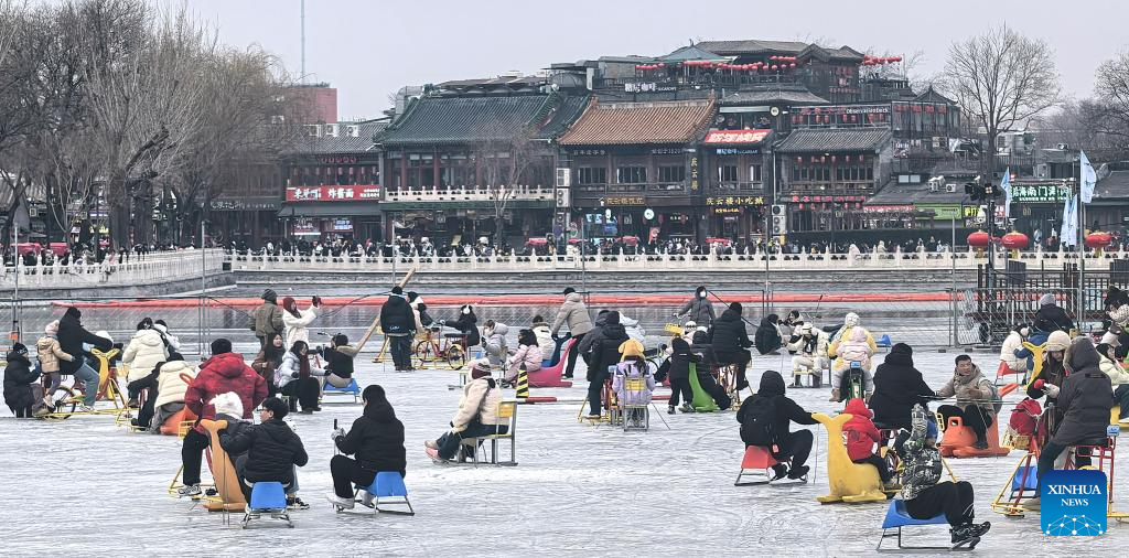 Turistas se divertem no Lago Shichahai congelado em Beijing