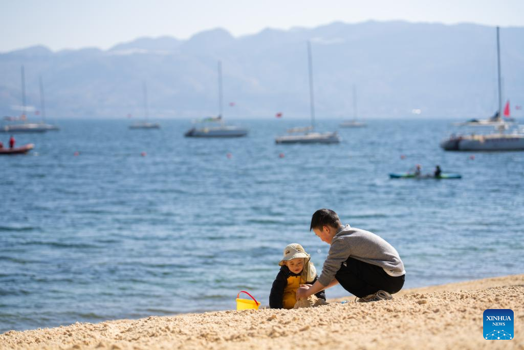 Paisagem do Lago Fuxian na Cidade de Yuxi, Província de Yunnan