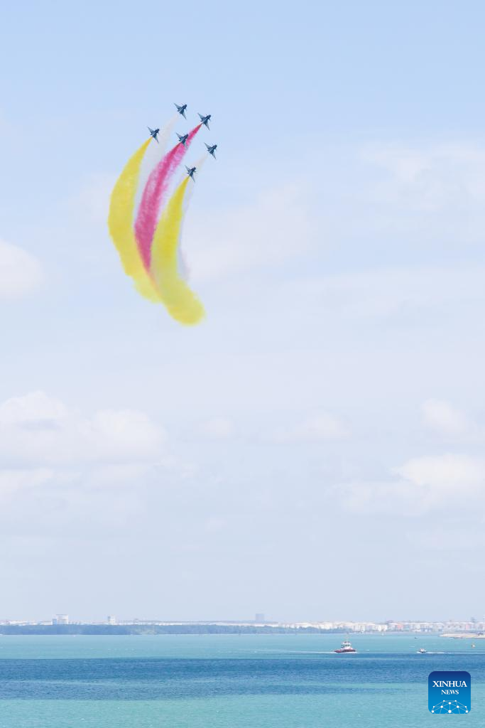 Equipe de acrobacia aérea Bayi do Exército de Libertação Popular realiza treinamento para 10º Show Aéreo de Cingapura