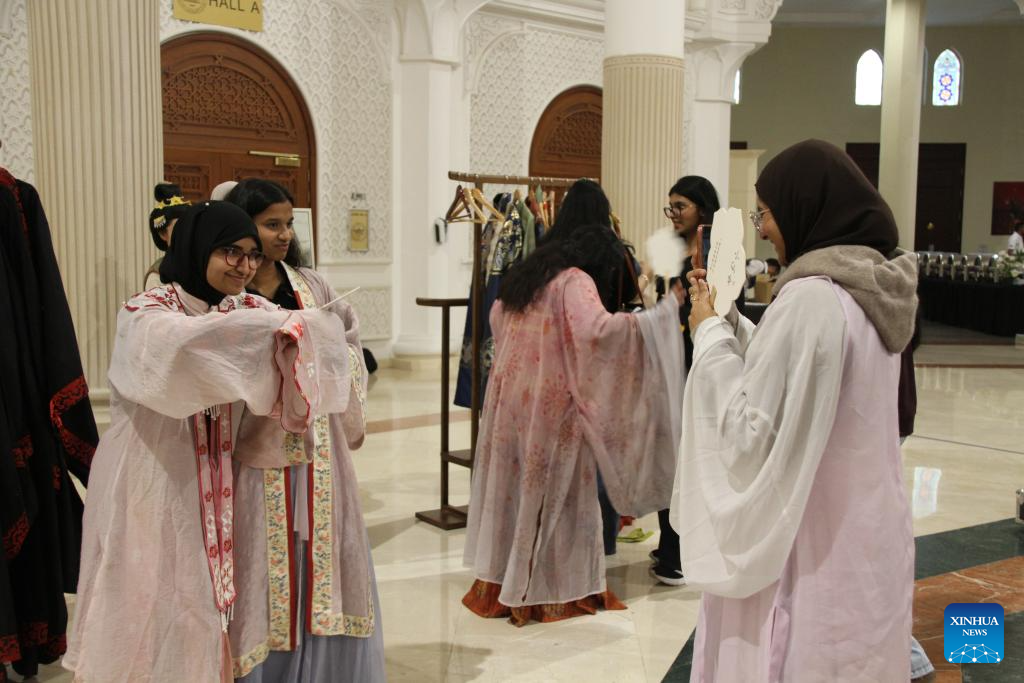 Destaque: Galopando pelos Emirados Árabes Unidos, o Ano do Cavalo Chinês traz alegria festiva aos moradores locais