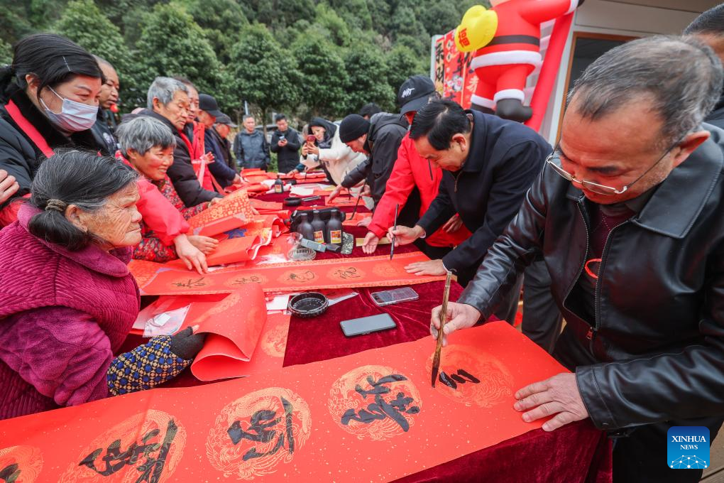 Evento cultural da Festa da Primavera atrai moradores e turistas na Vila de Lianhua, Província de Zhejiang, leste da China