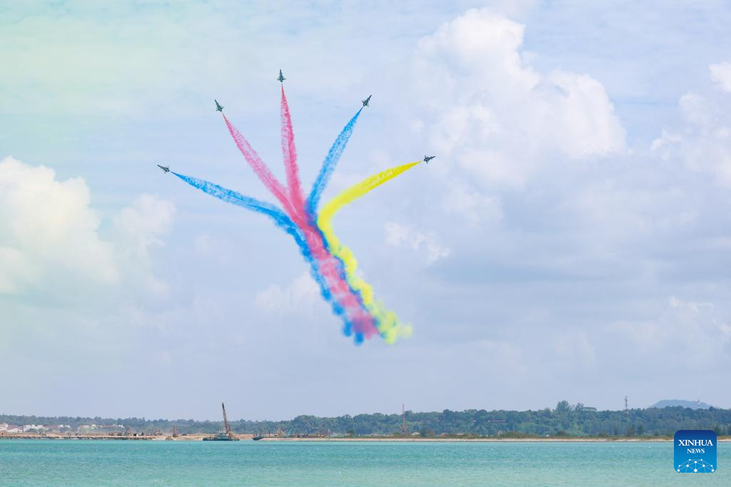 Equipe de acrobacia aérea Bayi do Exército de Libertação Popular se apresenta no 10º Show Aéreo de Cingapura
