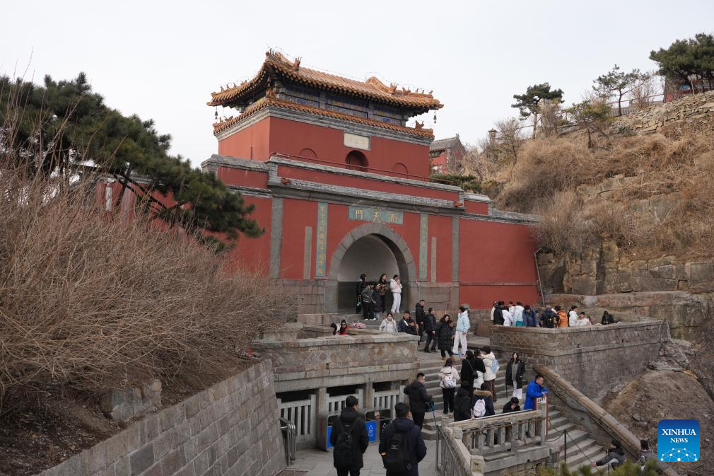 Turistas visitam o Monte Tai em Tai'an, Província de Shandong, leste da China