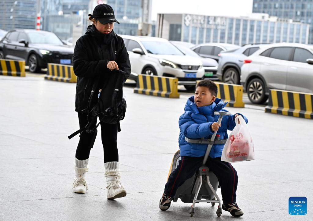 Famílias embarcam em viagens da Festa da Primavera na Estação Ferroviária Sul de Nanjing