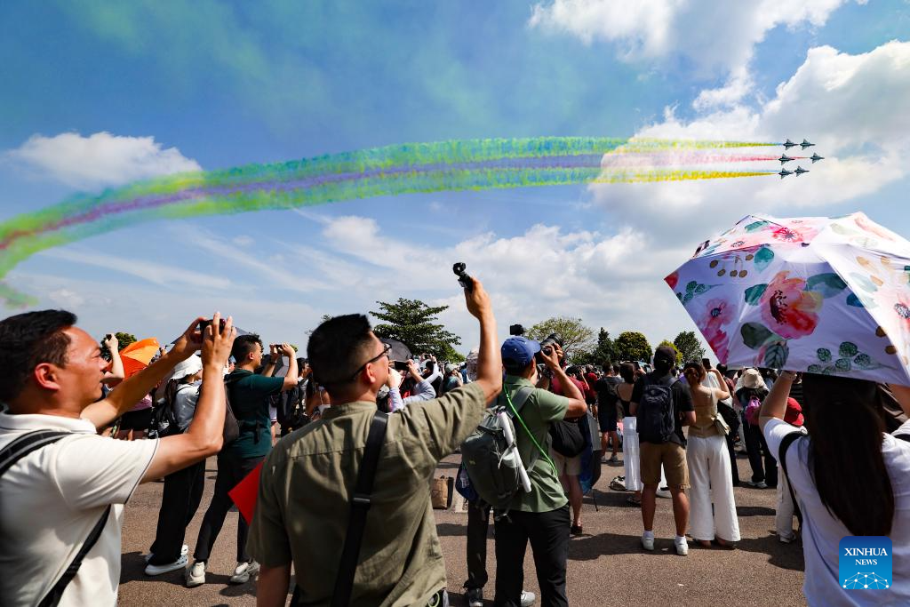 Apresentação da equipe de acrobacia aérea Bayi do Exército de Libertação Popular da China atrai grande público no Show Aéreo de Cingapura