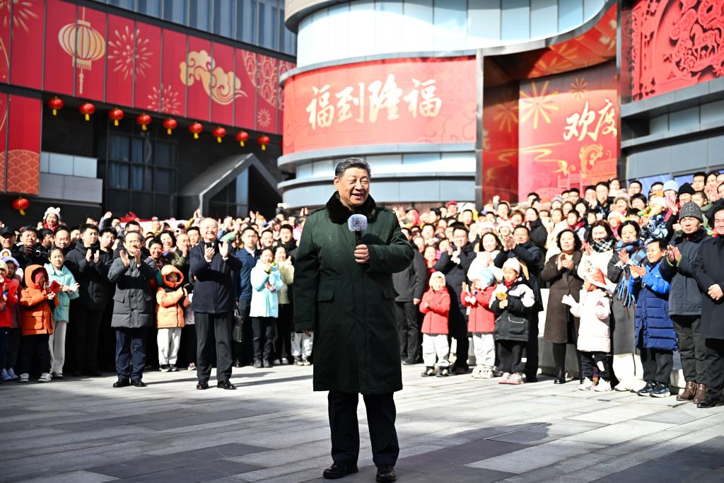 Xi visita pessoas em Beijing antes da Festa da Primavera e estende cumprimentos a todos os chineses